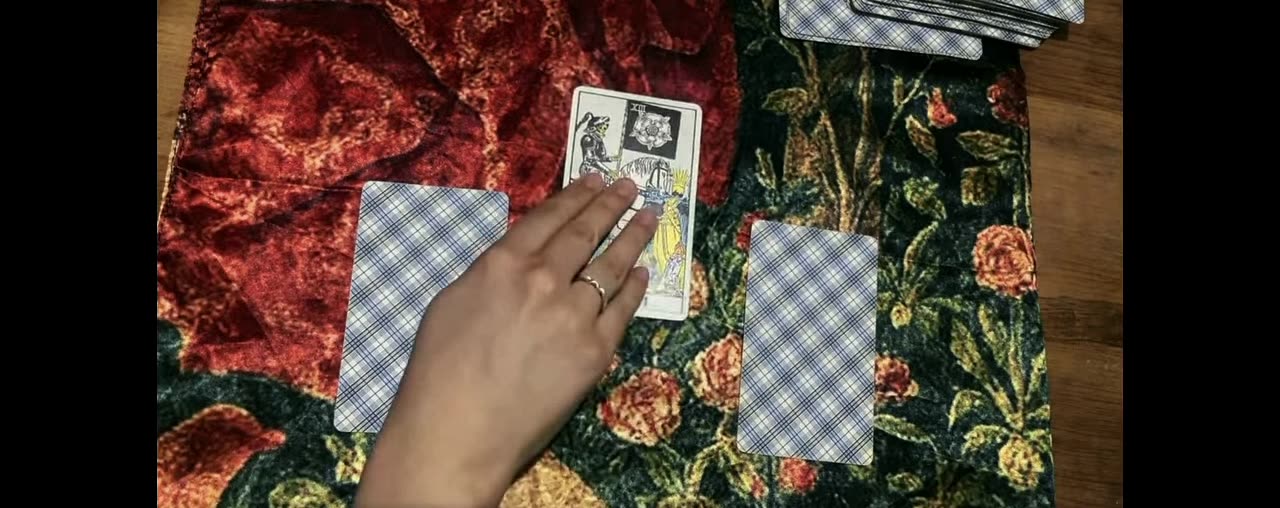 Lectura de tarot en una clase de Lluvia Bruja: cartas sobre un paño bordado